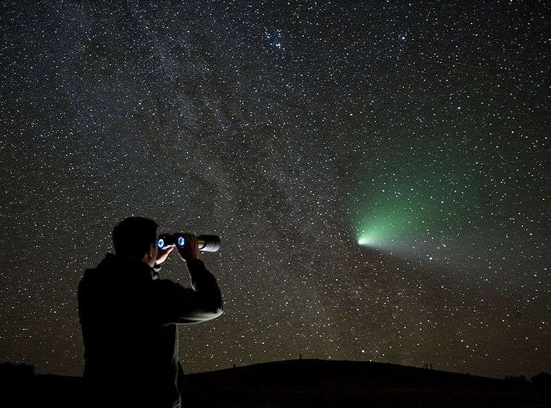 Binocular observer locating comet among star field