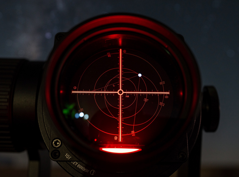 Polar scope reticle on star tracker with illuminated crosshairs